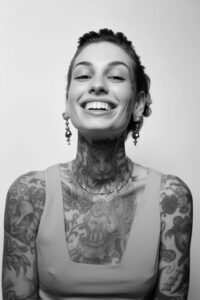 retrato-de-mulher-com-tatuagens-no-corpo (1)